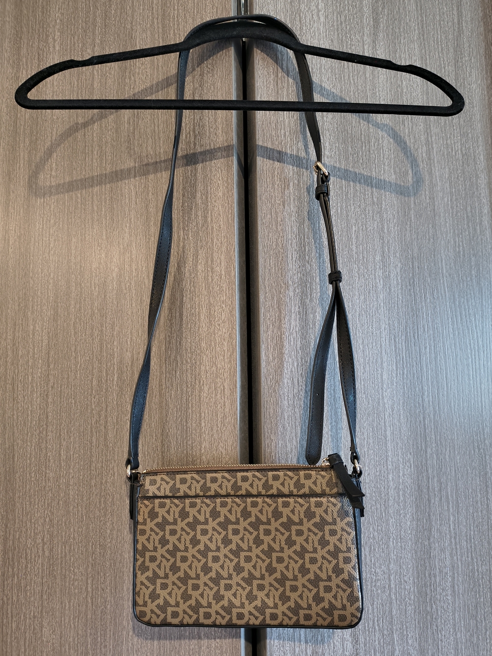 DKNY Brown Black Logo Crossbody Bag With Gold Chain And Adjustable Strap - Picture 3 of 6